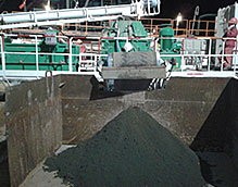 冠能高速立式钻屑甩干机处理水基钻屑现场视频